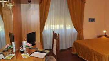 Twin Room, 2 Twin Beds | In-room safe, individually decorated, individually furnished, desk