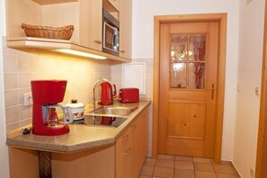 Kühlschrank, Mikrowelle, Wasserkocher mit Kaffee-/Teezubehör, Toaster