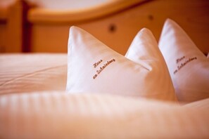 Een bed met kussens met tekst erop.