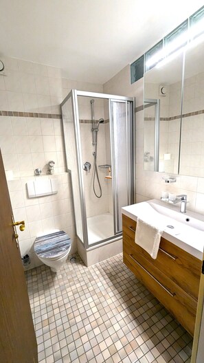 Shower, hair dryer, towels - Apartment Alex with balcony, approx. 68 sqm (Reit im Winkl)