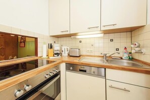 Fridge, microwave, oven, stovetop - Apartment Alex with balcony, approx. 68 sqm (Reit im Winkl)