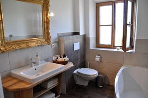 Bathtub, free toiletries, hair dryer, towels
