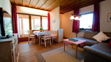 Televisio, DVD-soitin, pöytätennispöytä