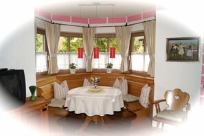 Dining - Vacation apartment no. 05, 55 sqm, 4 persons, 1 bedroom, balcony (Unterwössen)