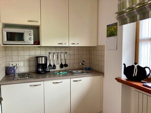 Kühlschrank, Mikrowelle, Herdplatte, Geschirrspüler