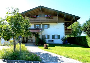 Exterior - (1) Two-room vacation apartment, approx. 44 m², separate kitchen and balcony (Reit im Winkl)