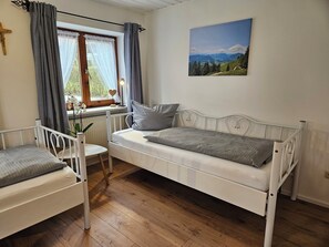 1 bedroom, bed sheets
