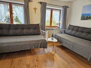 Una televisión, una mesa de tenis de mesa
