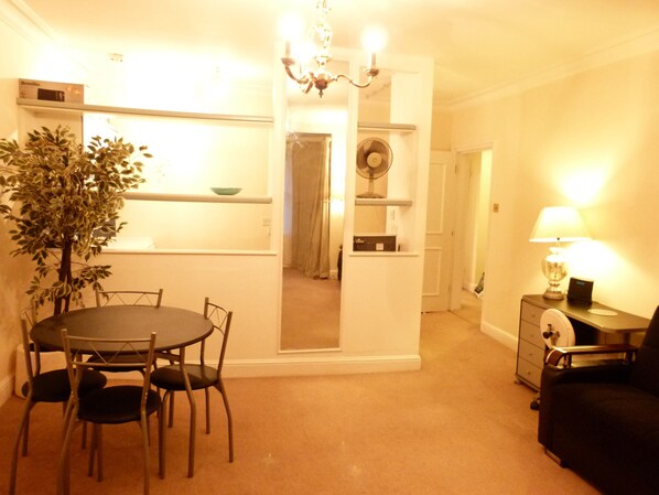 Apartment | In-room dining - SS Property Hub - Central London Family Apartment (London)