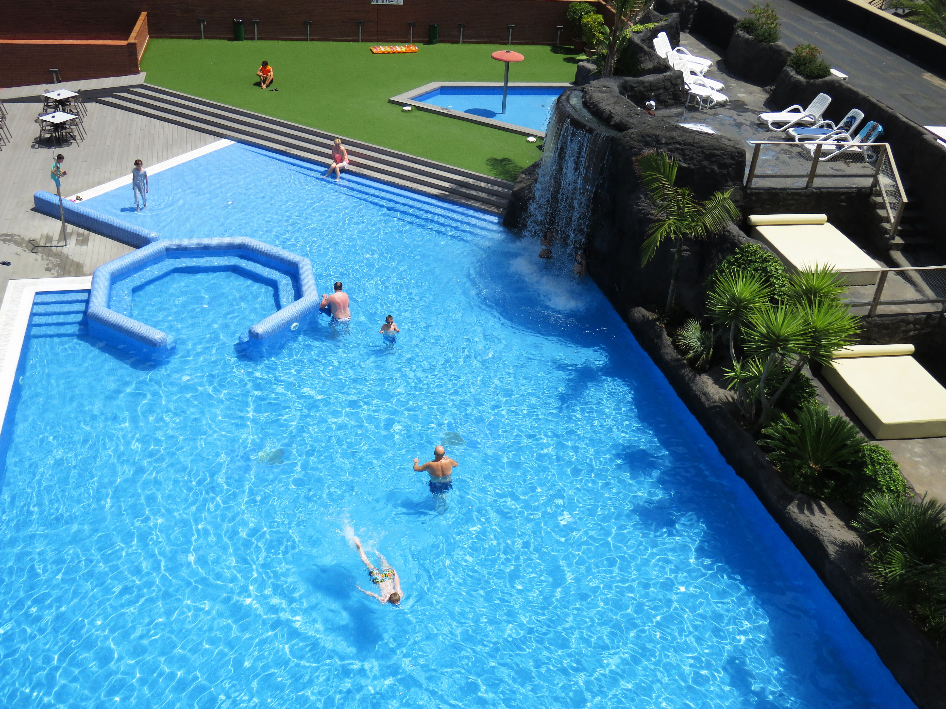 3 buitenzwembaden, parasols bij het zwembad en ligstoelen