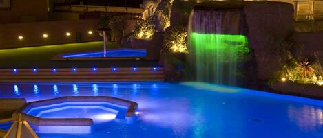 3 Außenpools, geöffnet von 09:00 Uhr bis 19:00 Uhr, Sonnenschirme