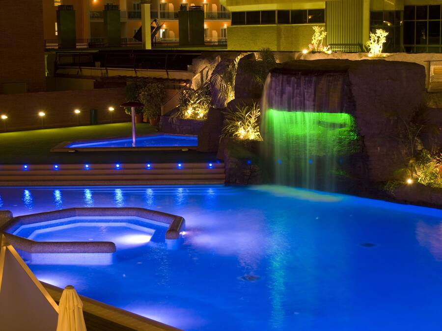 3 ulkouima-allasta avoinna 9.00–19.00, aurinkovarjoja, aurinkotuoleja