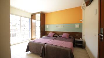 Een bureau, verduisterende gordijnen, babybedden (toeslag), gratis wifi