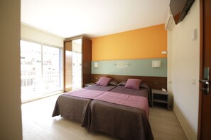 Escritorio, cortinas blackout, cunas y wifi gratis 