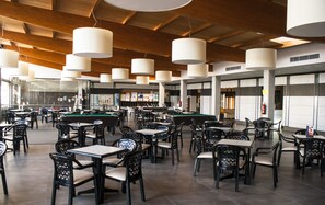 Món địa phương và quốc tế 