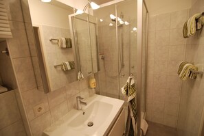Dusche, Haartrockner, Handtücher
