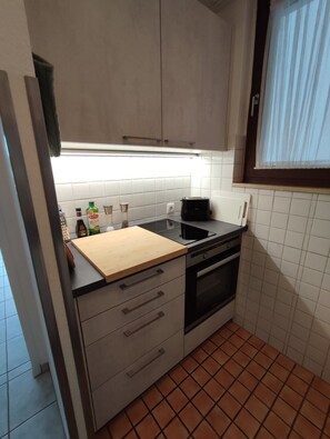 Kühlschrank, Ofen, Herdplatte, Wasserkocher mit Kaffee-/Teezubehör