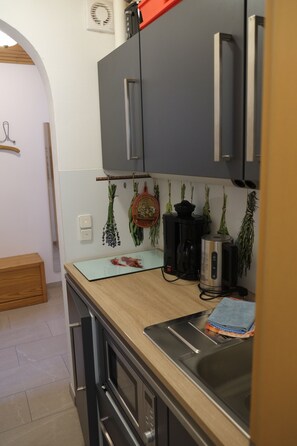 Kühlschrank, Wasserkocher mit Kaffee-/Teezubehör, Toaster