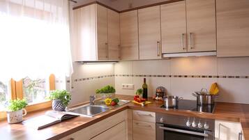 Kühlschrank, Ofen, Herdplatte, Geschirrspüler