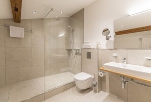 Baignoire, séchoir à cheveux, serviettes fournies