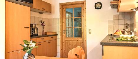 Een koelkast, een oven, een kookplaat, een vaatwasser