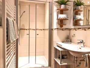 Dusche, Haartrockner, Handtücher