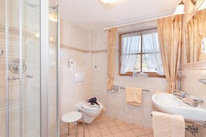 Douche, séchoir à cheveux, serviettes fournies