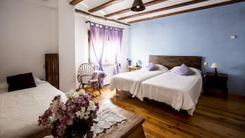 Triple Room | Peti besi dalam bilik, Wi-fi percuma, cadar katil
