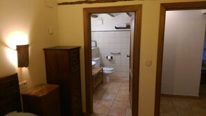 Quarto casal tradicional | Banheiro | Chuveiro, produtos de toalete grátis, secador de cabelo