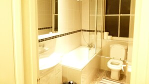 Departamento, 2 habitaciones | Baño | Tina con regadera y secadora de cabello 