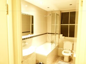 อพาร์ทเมนท์, 2 ห้องนอน | ห้องน้ำ | ฝักบัวในอ่างอาบน้ำ, ไดร์เป่าผม