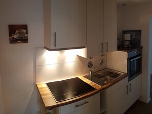 Ferienwohnung Kampenwand, 48 m², 2 Personen, Wohn- u. Schlafzimmer, Küche, Bad, Balkon, WLAN-Küchenzeile in der Ferienwohnung