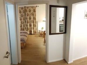 Ferienwohnung Kampenwand, 48 m², 2 Personen, Wohn- u. Schlafzimmer, Küche, Bad, Balkon, WLAN-Flur