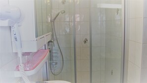 A bathroom with a shower, a hairdryer, and a soap dish. - Ferienwohnung Grünstein, 1 bis 2 Personen, 54 qm, 1 Schlafzimmer, extra Küche, Balkon (Schönau am Königssee)