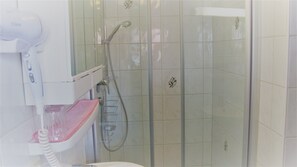 Douche, serviettes fournies