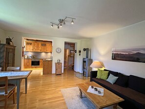 Fernseher, Kamin, DVD-Player
