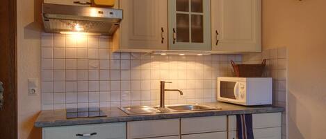 Een koelkast, een microgolfoven, een koffiezetapparaat/waterkoker