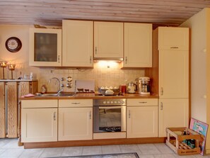 Kühlschrank, Mikrowelle, Wasserkocher mit Kaffee-/Teezubehör, Toaster