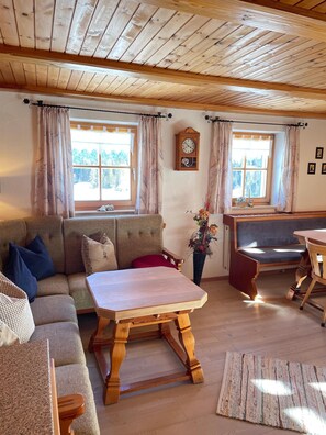 Living area - Nr. 1, Ferienwohnung 2-4 Pers. mit 2 Schlafzimmern, Wohnküche, Dusche/WC und Balkon (Bischofswiesen)