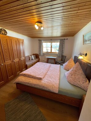 2 sovrum, internet och sängkläder