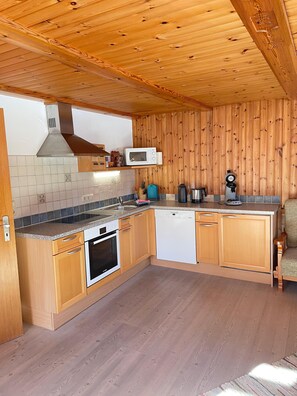 Fridge, microwave, oven, stovetop - Nr. 1, Ferienwohnung 2-4 Pers. mit 2 Schlafzimmern, Wohnküche, Dusche/WC und Balkon (Bischofswiesen)