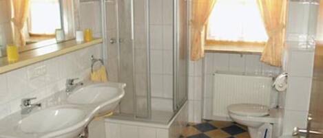 Dusj, hårføner og håndklær