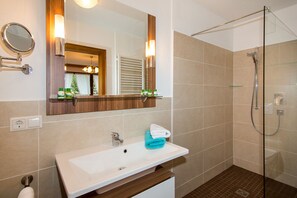 Dusche, Haartrockner, Handtücher