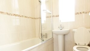 Un bagno con una vasca, un lavandino e un water.