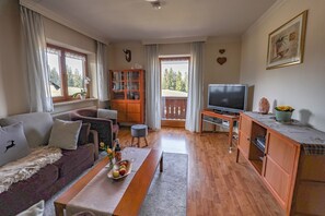 TV, DVD player, ping pong - Vacation apartment Gipfelzauber, for 1-4 persons (Berchtesgaden)