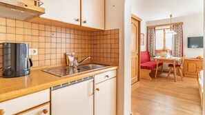 ثلاجة، ميكروويف، فرن، موقد طهي مسطح