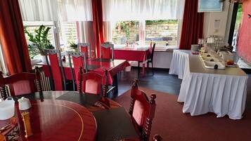 Café da manhã continental todos os dias (EUR 8.50 por pessoa)