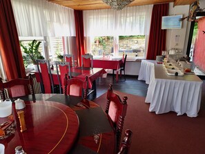 Daily continental breakfast (EUR 8.50 per person)