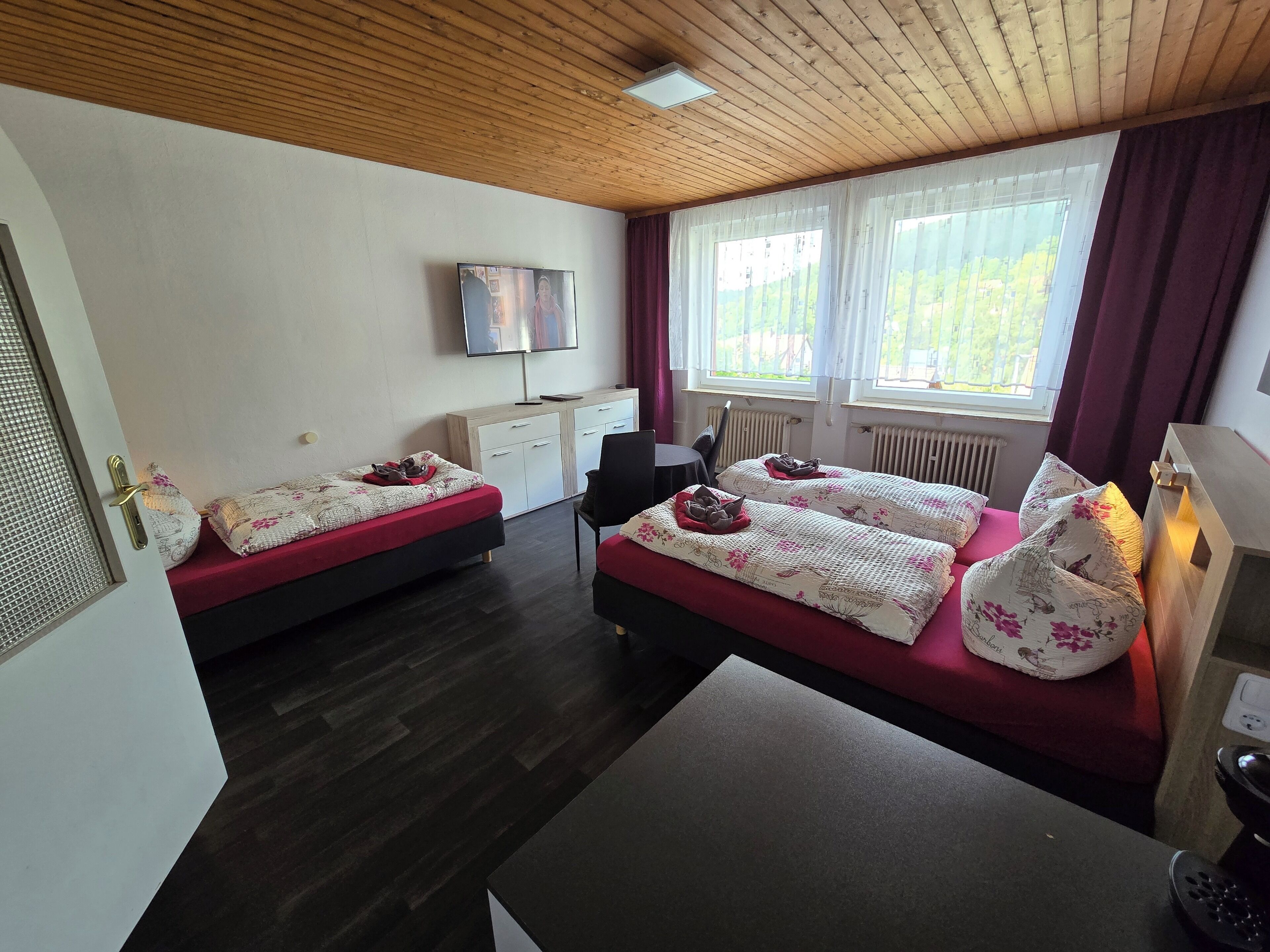 三人房 | 高級寢具、羽絨被、房內夾萬、免費 Wi-Fi