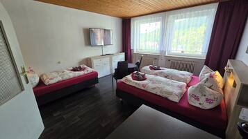 Quarto triplo | Roupas de cama premium, edredons de pluma, cofres nos quartos